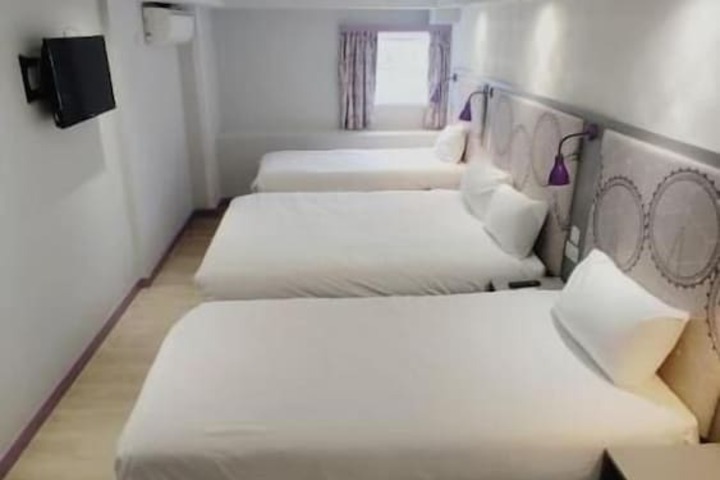 Room 5 of 11