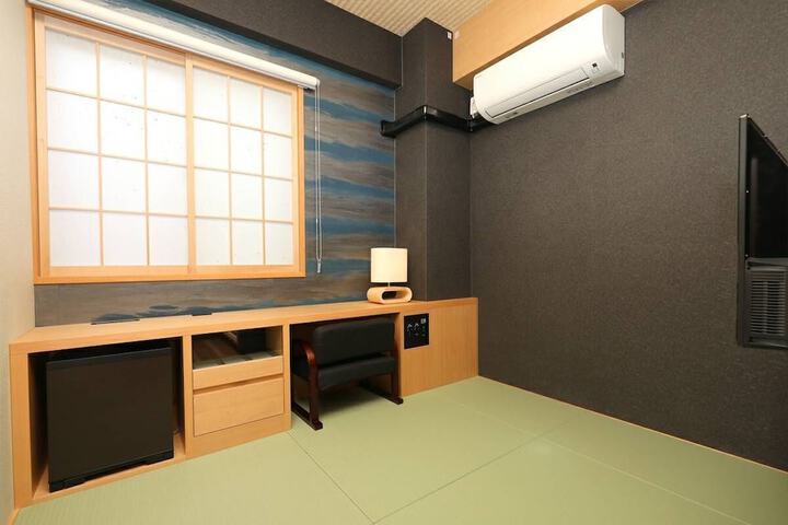 Room 11 of 38