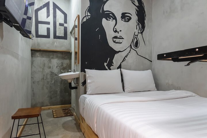 Room 6 of 16