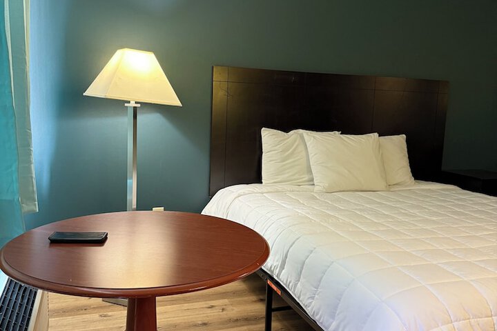Room 16 of 28