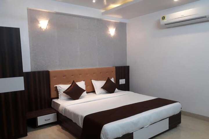 Room 6 of 28