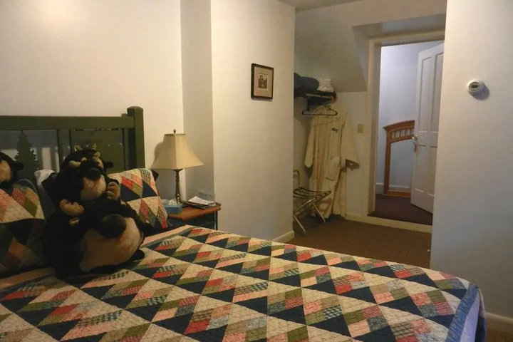 Room 5 of 9