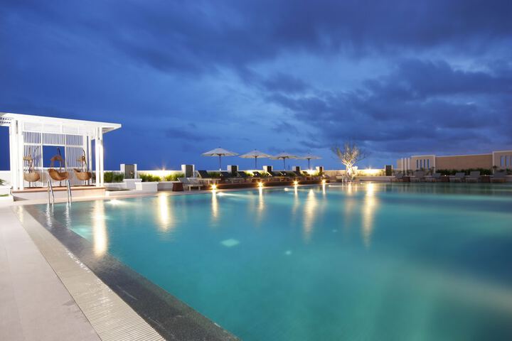 Hotel with Pool