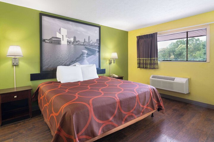 1 King Bed (4 of 16)