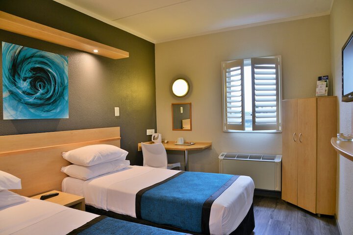 Room 4 of 16