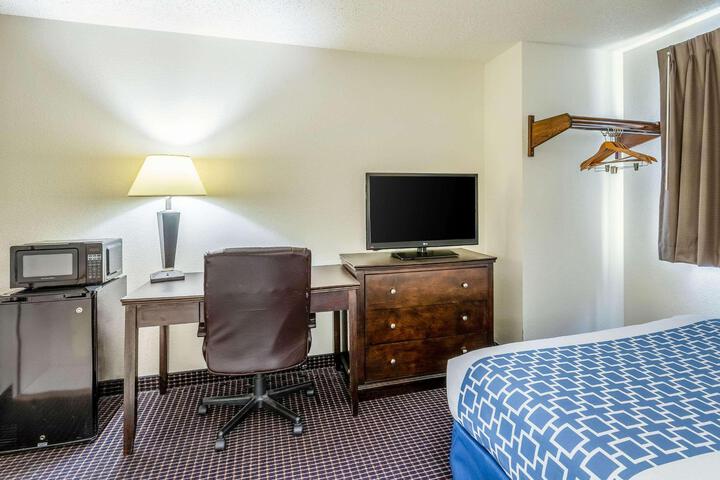 1 Queen Bed (1 of 10)