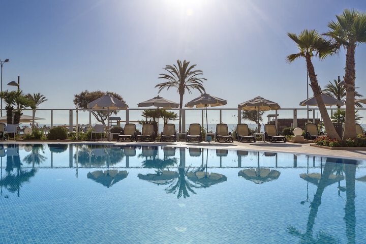 Hotel with Pool