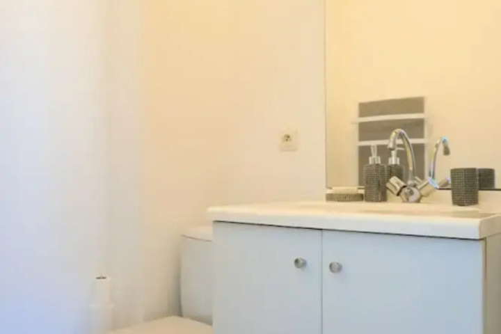 Room 6 of 10