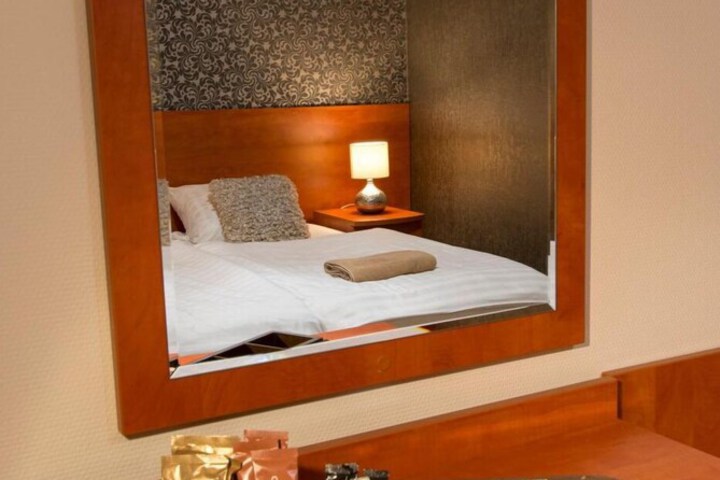 Room 10 of 32