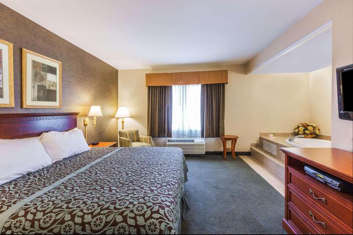 1 King Bed (5 of 17)