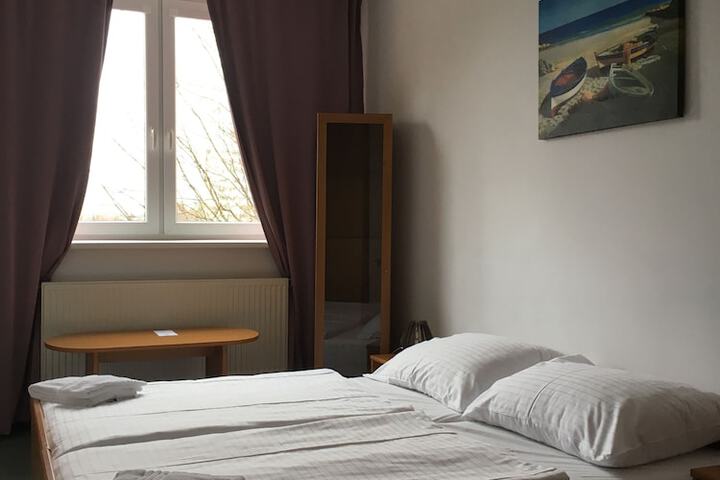 Room 10 of 106