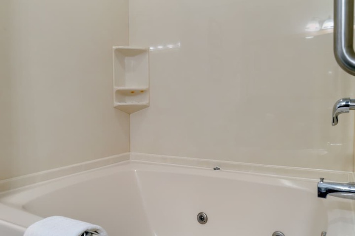 Jetted tub