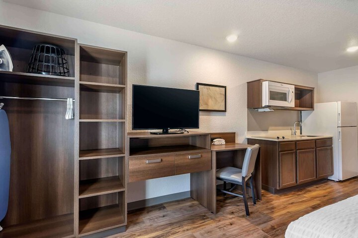 Standard Studio 1 Queen Bed (3 of 11)