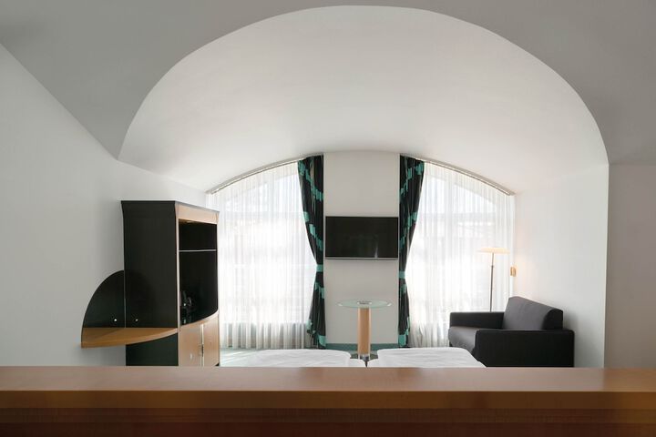 Room 35 of 102