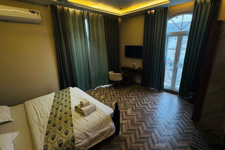 Room 5 of 13
