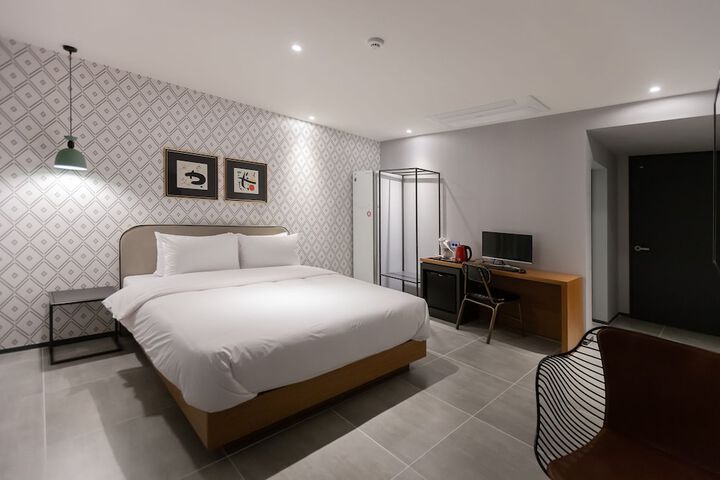 Room 21 of 33