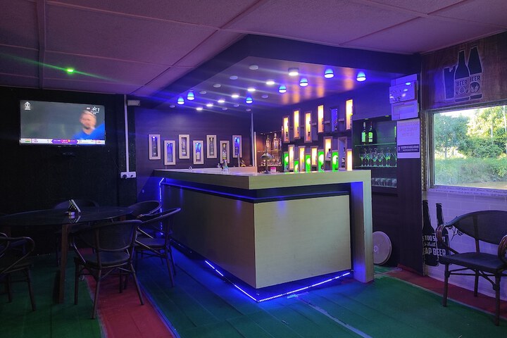 Lounge 27 of 34