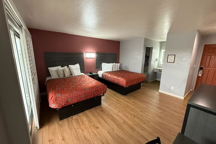 2 Queen Beds (3 of 11)