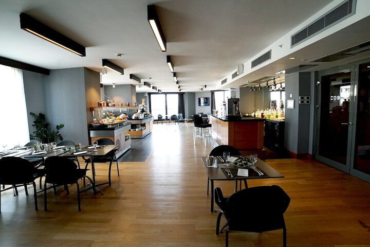 Lounge 84 of 88