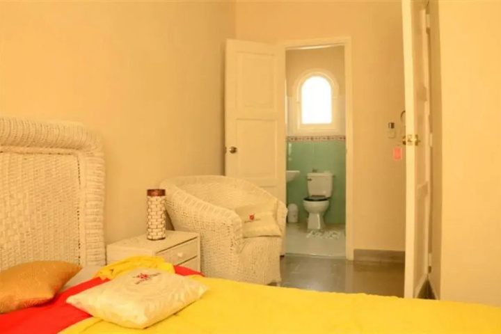 Room 5 of 9