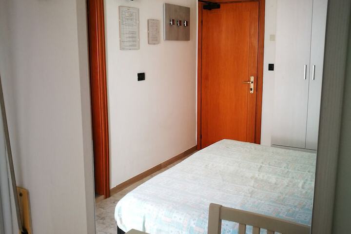 Room 9 of 42