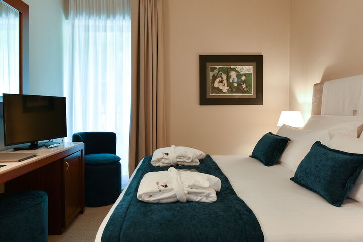 Room 15 of 141