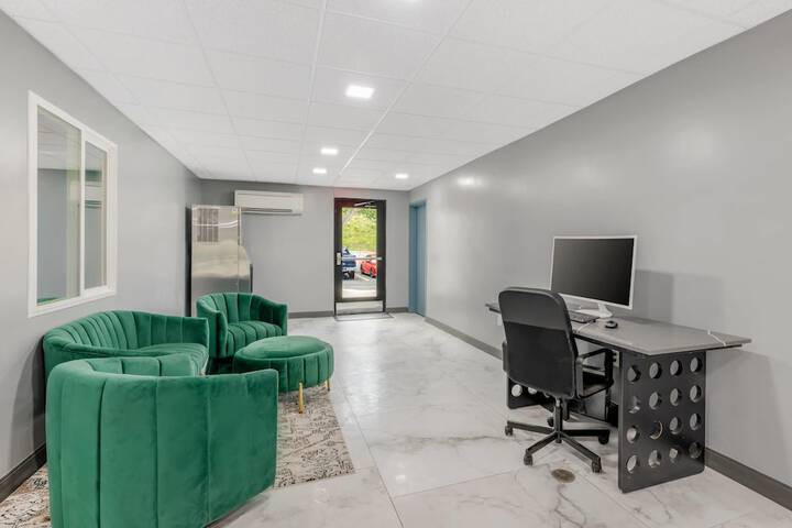 Business Center 28 of 30