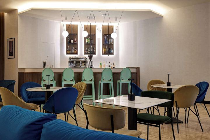 Lounge 55 of 64