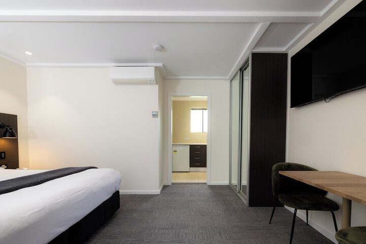 Room 4 of 68