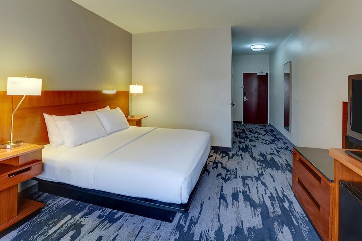 1 King Bed (4 of 14)