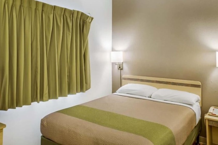 1 Queen Bed (3 of 3)