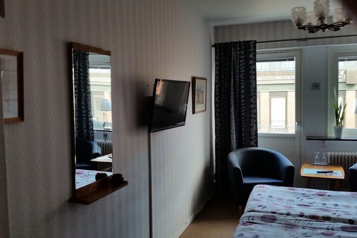 Room 9 of 33