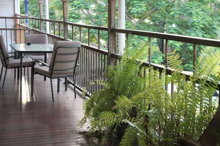Lounge 5 of 7