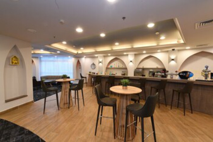 Lounge 3 of 23