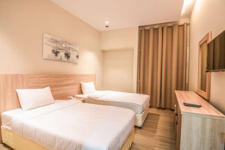 Room 11 of 32