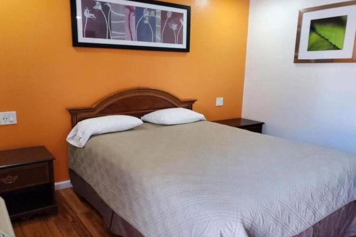 1 King Bed (3 of 6)
