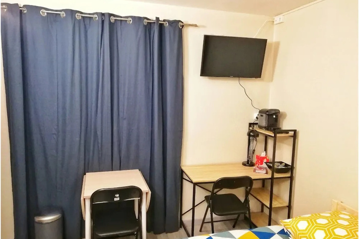 Room 5 of 12