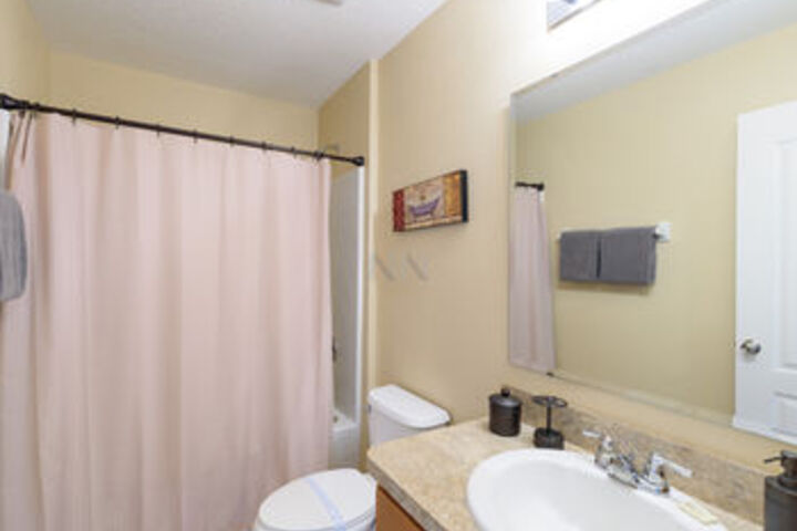 Room 33 of 687