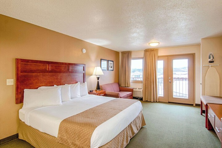 1 King Bed (2 of 17)