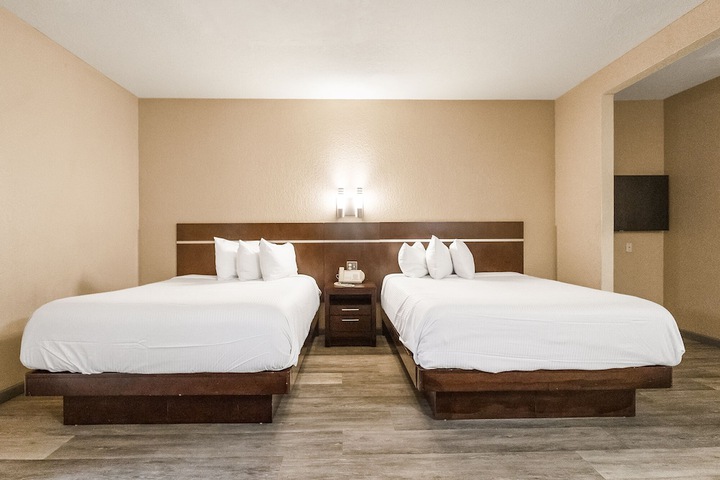 2 Queen Beds (15 of 20)