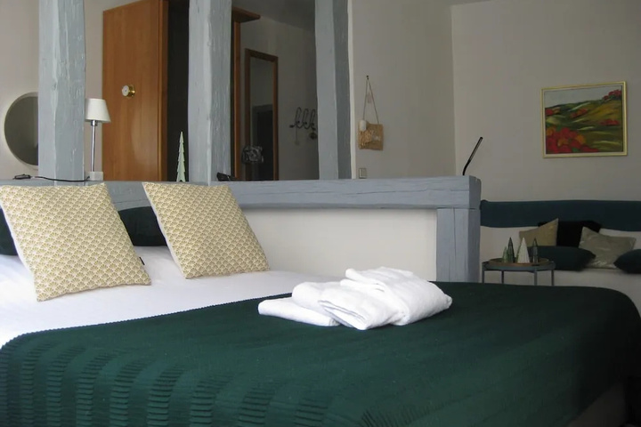 Room 4 of 7