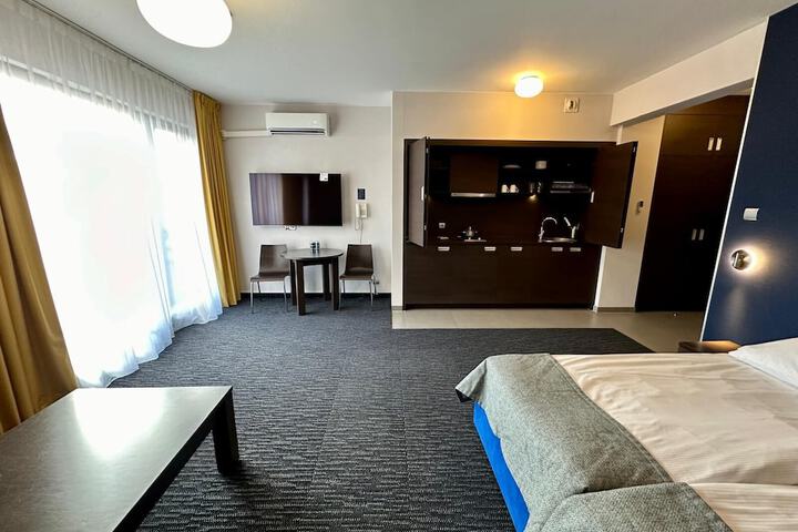 Room 5 of 81