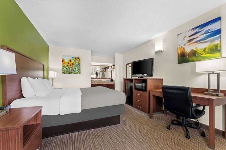1 King Bed Accessible (10 of 10)
