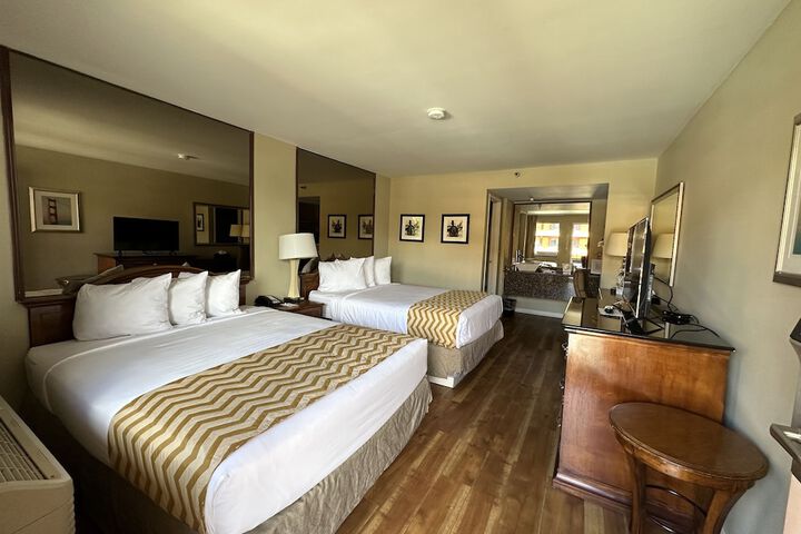 2 Queen Beds (9 of 18)