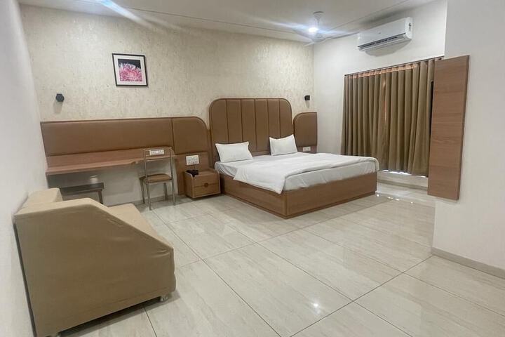 Room 2 of 6