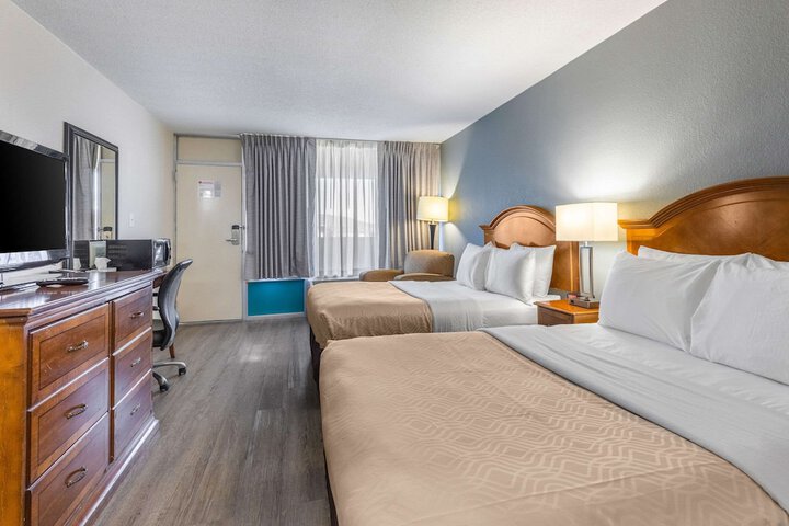 2 Double Beds (11 of 12)