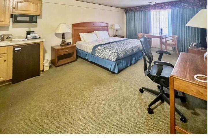 2 Queen Beds (10 of 16)
