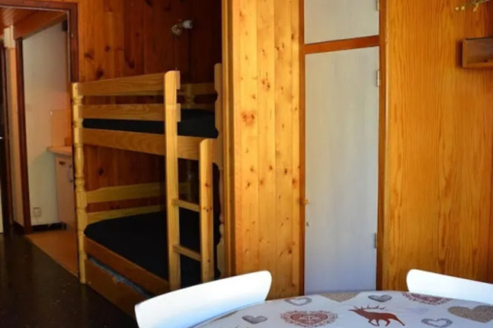 Room 6 of 16