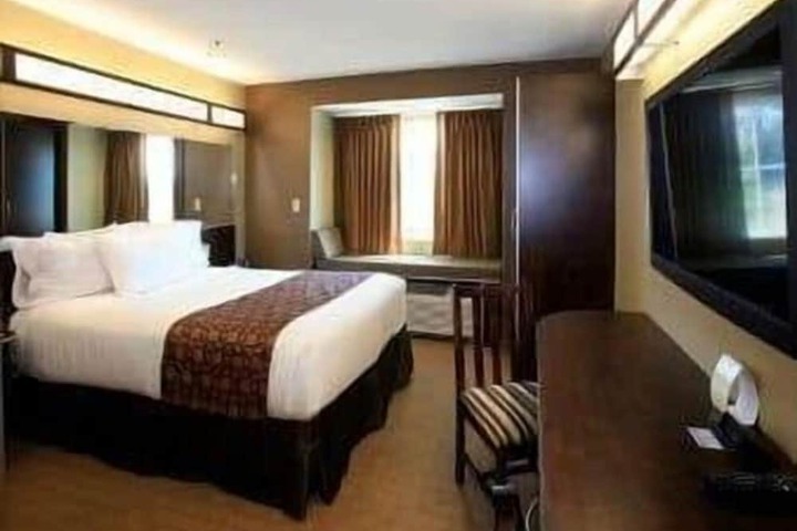 1 Queen Bed Roll in Shower (3 of 14)