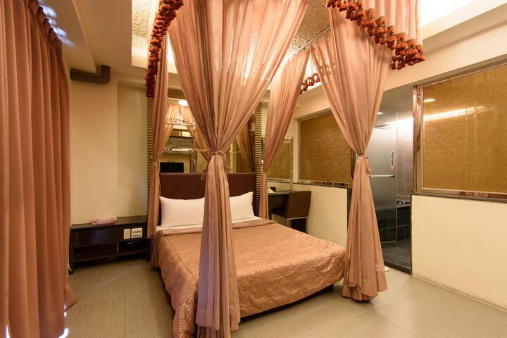 Room 13 of 30